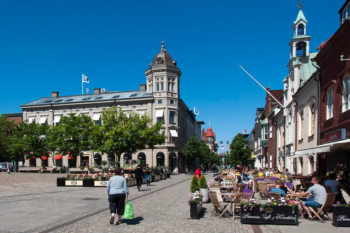 Hertig Johans torg i Skövde en sommardag.