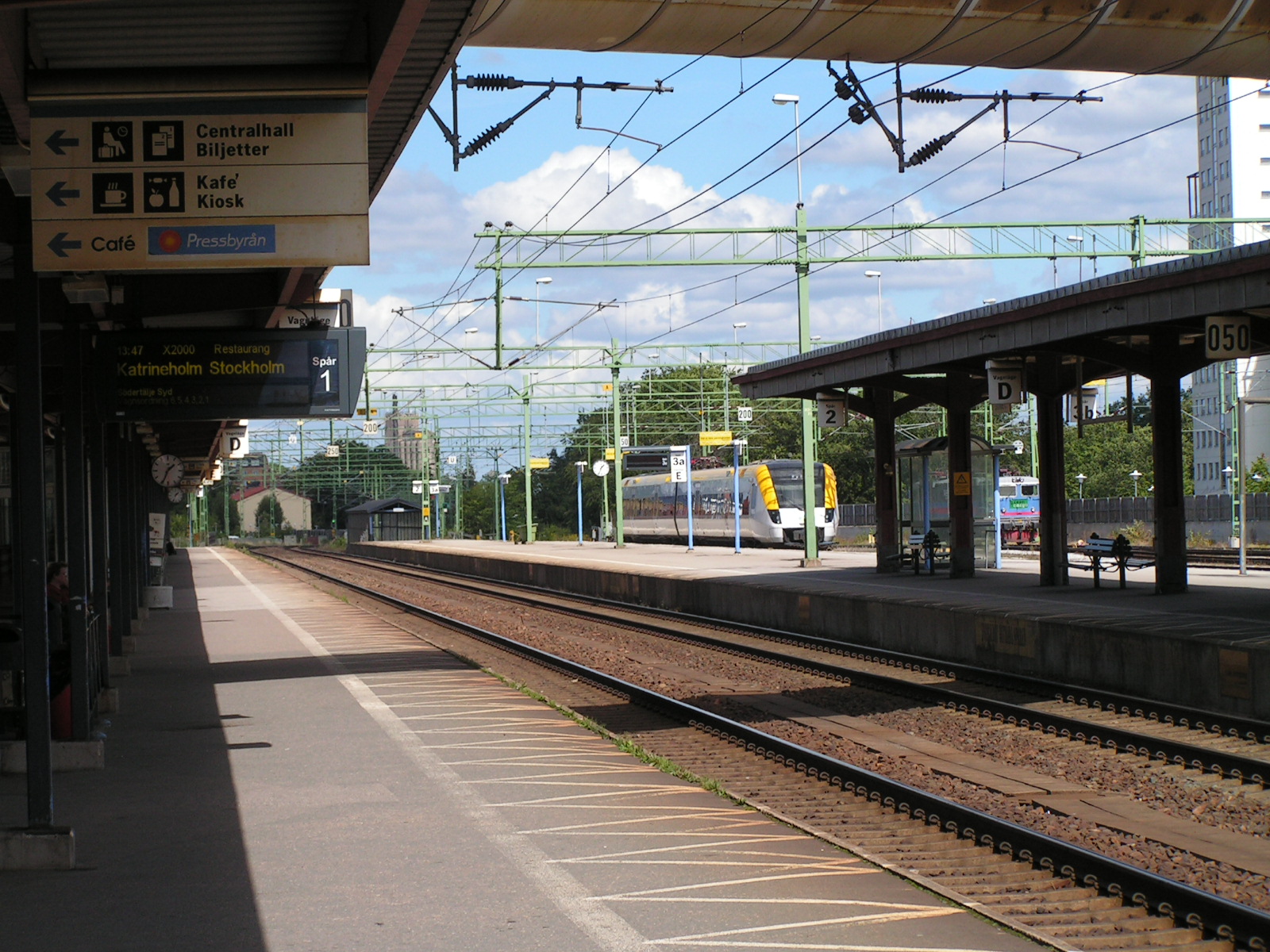 Skövde centralstation, stationshuset mot perrong och spår.