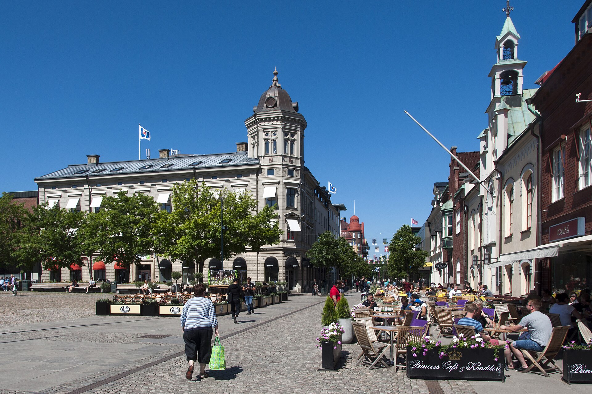Hertig Johans torg i Skövde en sommardag.